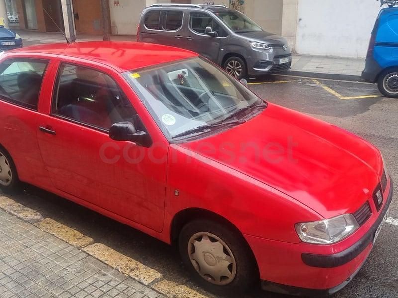 Usado Seat Ibiza 75 CV (55 kW) 2002 Rojo Utilitario