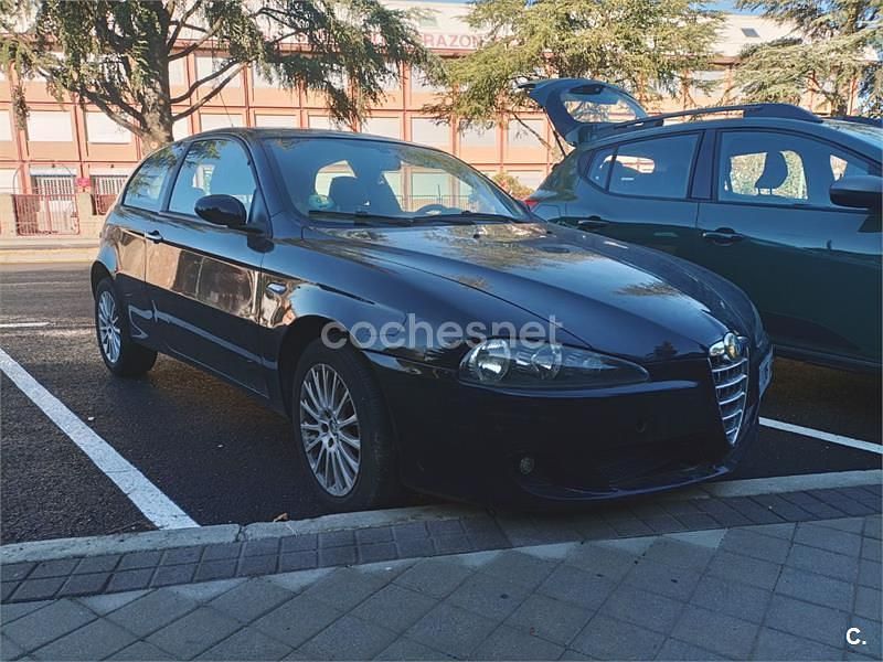 Usado Alfa Romeo 147 Distinctive 105 CV (77 kW) 2006 Negro Utilitario