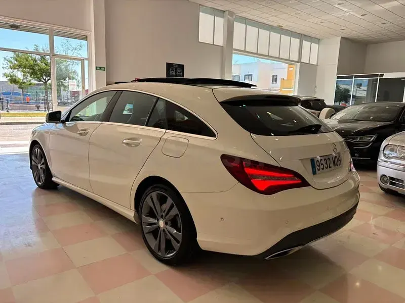Usado Mercedes CLA180 Shooting Brake Urban 122 CV (89 kW) 2016 Blanco Familiar
