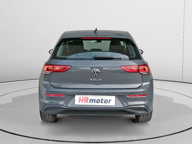 Usado VW Golf VIII Life 110 CV (80 kW) 2024 Gris / plata Berlina