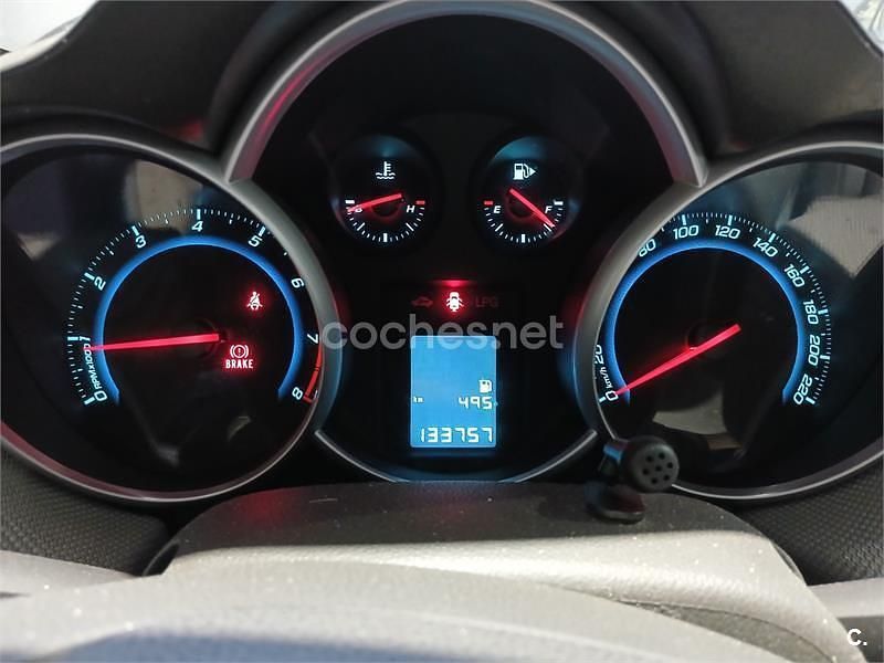 Usado Chevrolet Cruze LS 113 CV (83 kW) 2011 Gris / plata Berlina