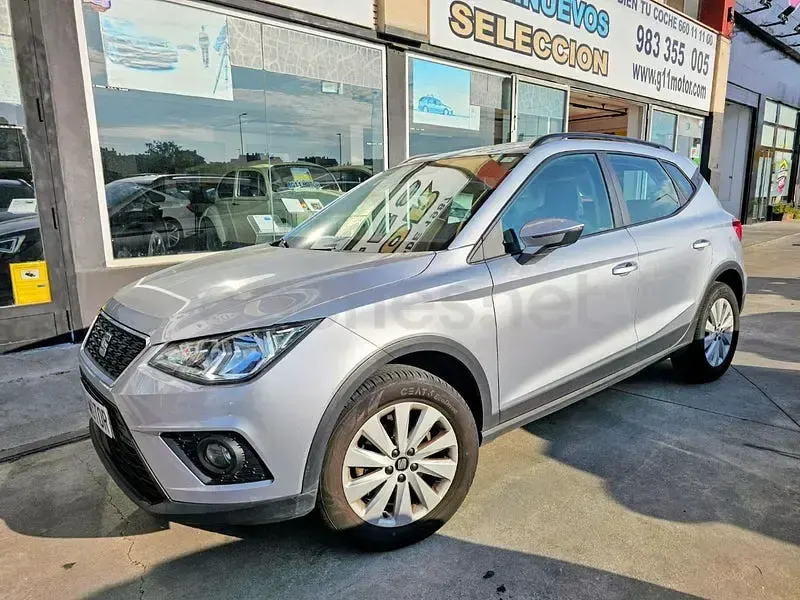 Usado Seat Arona Ecomotive 115 CV (84 kW) 2019 Gris / plata SUV