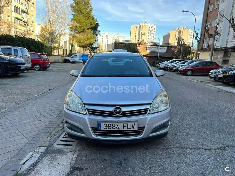 Usado Opel Astra Cosmo 100 CV (73 kW) 2007 Gris / plata Berlina