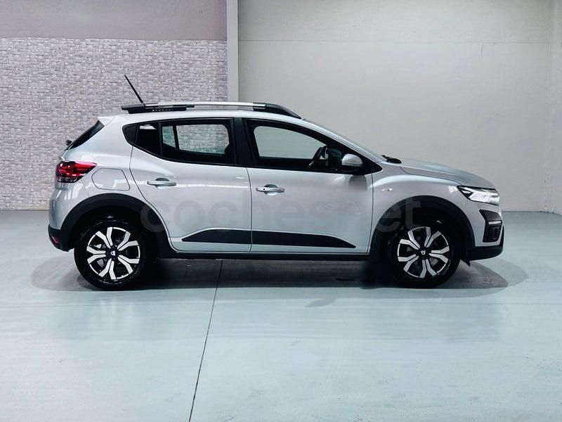 Usado Dacia Sandero Comfort 101 CV (74 kW) 2021 Gris / plata Berlina