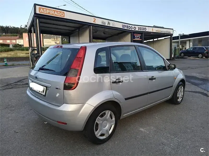 Usado Ford Fiesta 90 CV (66 kW) 2005 Gris / plata Utilitario