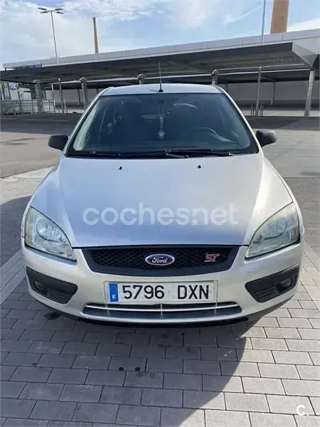 Usado Ford Focus Trend 115 CV (84 kW) 2006 Gris / plata Berlina