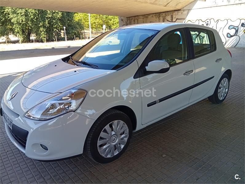 Blanco Usado 2010 Renault Clio II Exception Berlina | 3950 € (Buen precio) - Imagen 1/4