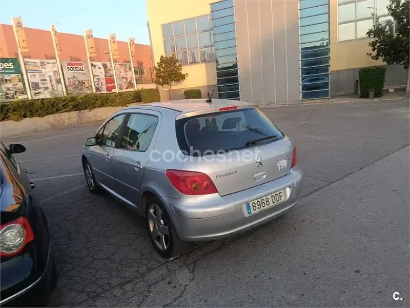 Usado Peugeot 307 136 CV (100 kW) 2004 Gris / plata Berlina