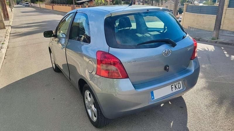Usado Toyota Yaris Luna 90 CV (66 kW) 2007 Plateado Utilitario