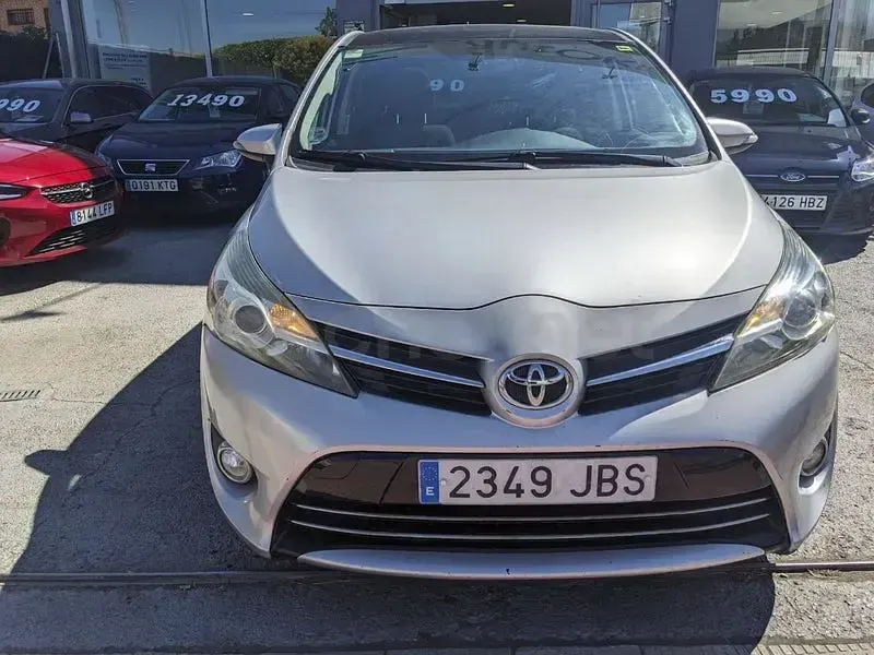 Usado Toyota Verso Advance 112 CV (82 kW) 2015 Gris / plata Monovolumen