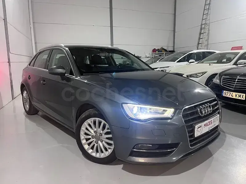 Usado Audi A3 Attraction 150 CV (110 kW) 2014 Gris / plata Berlina