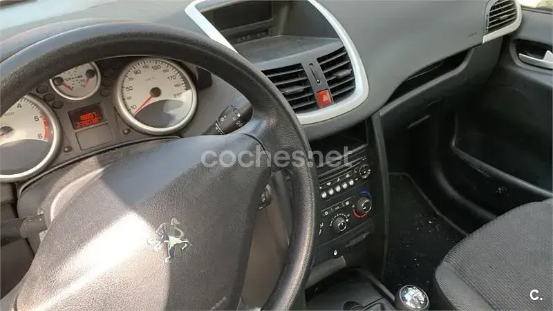 Begagnad Peugeot 207 70 HK (51 kW) 2010 Vit Sedan