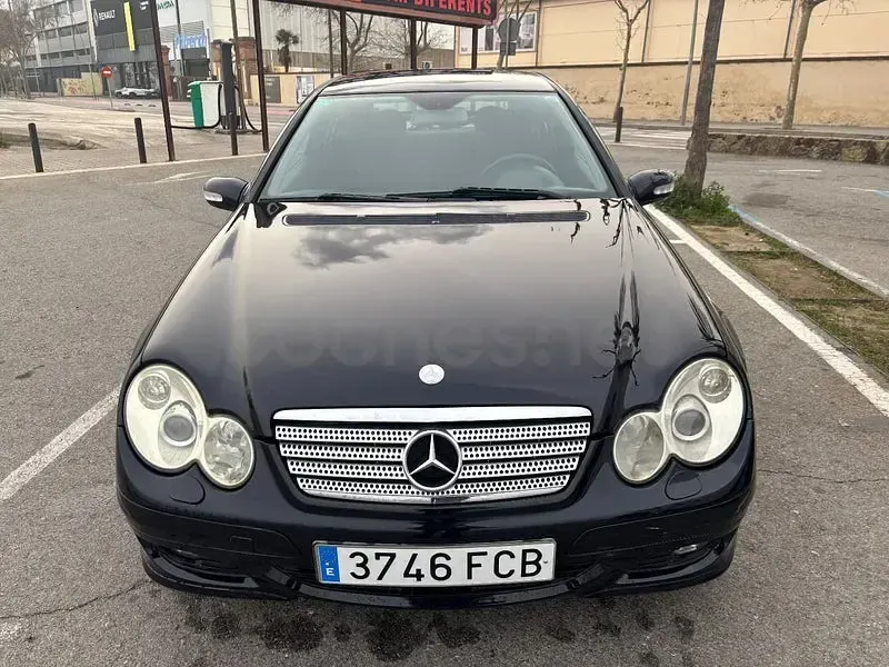 Usado Mercedes C200 122 CV (89 kW) 2006 Negro Berlina