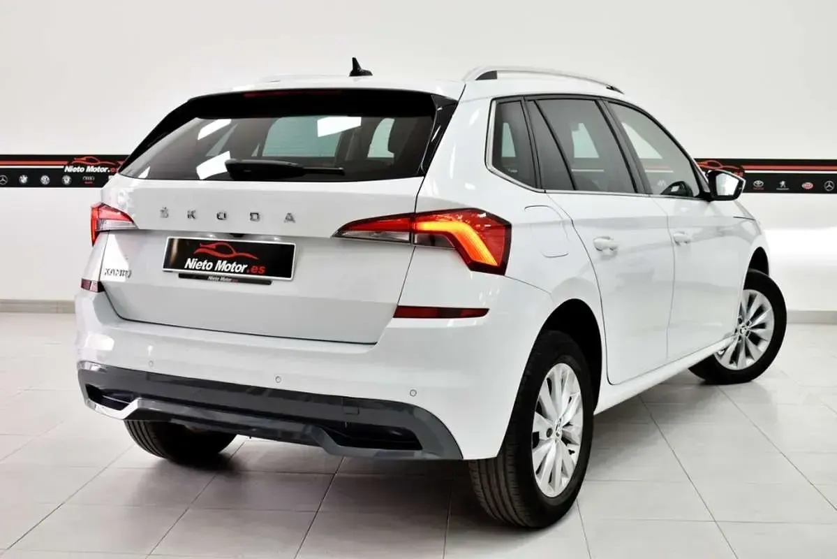 Usado Skoda Kamiq Ambition 95 CV (69 kW) 2021 Blanco SUV