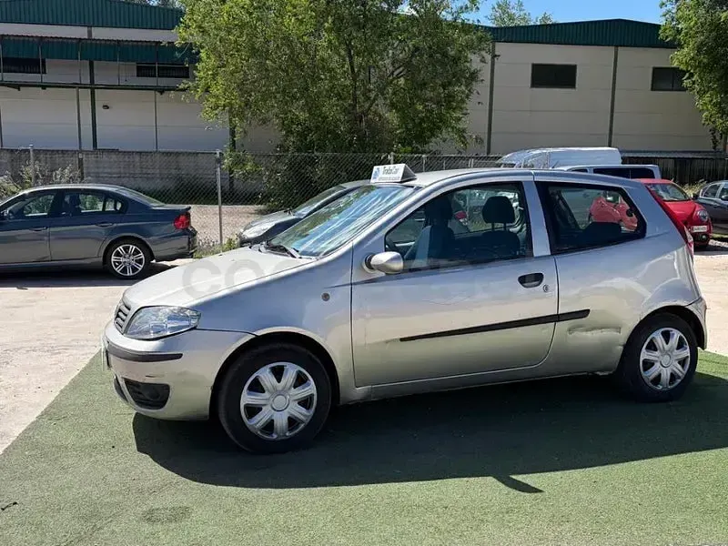 Usado Fiat Punto Dynamic 80 CV (58 kW) 2003 Gris / plata Utilitario