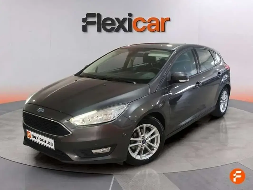 Usado Ford Focus Trend 101 CV (74 kW) 2017 Gris Utilitario