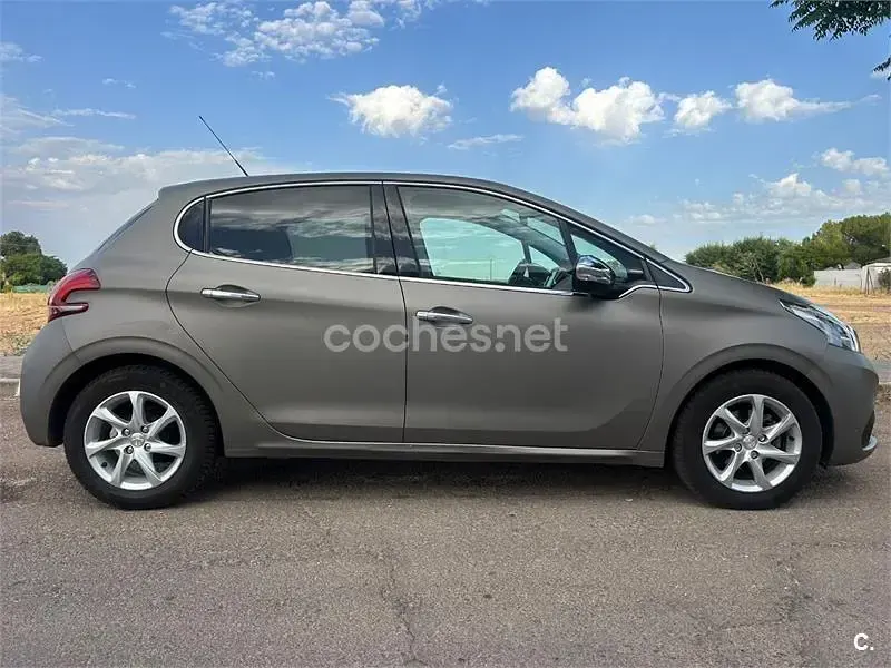 Usado Peugeot 208 Allure 82 CV (60 kW) 2016 Beige Utilitario