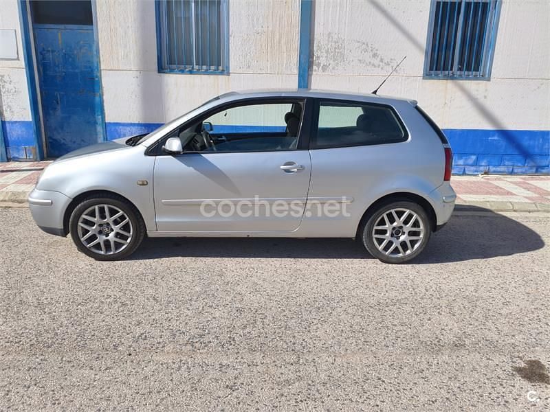 Usado VW Polo Highline 100 CV (73 kW) 2004 Gris / plata Utilitario