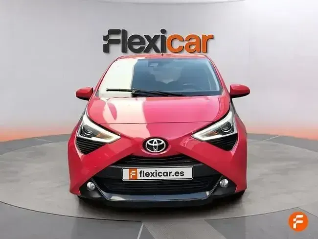 Usado Toyota Aygo X-play 72 CV (52 kW) 2019 Rojo Utilitario