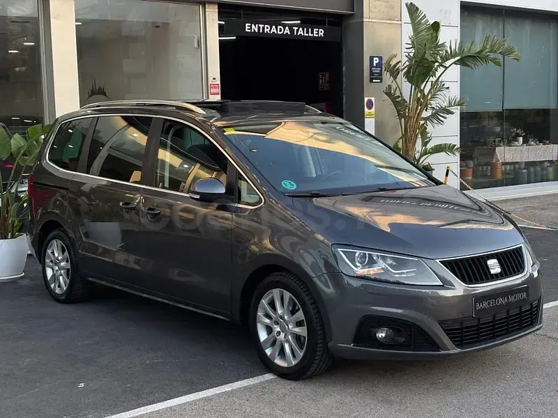 Usado Seat Alhambra Reference 150 CV (110 kW) 2013 Gris / plata Monovolumen