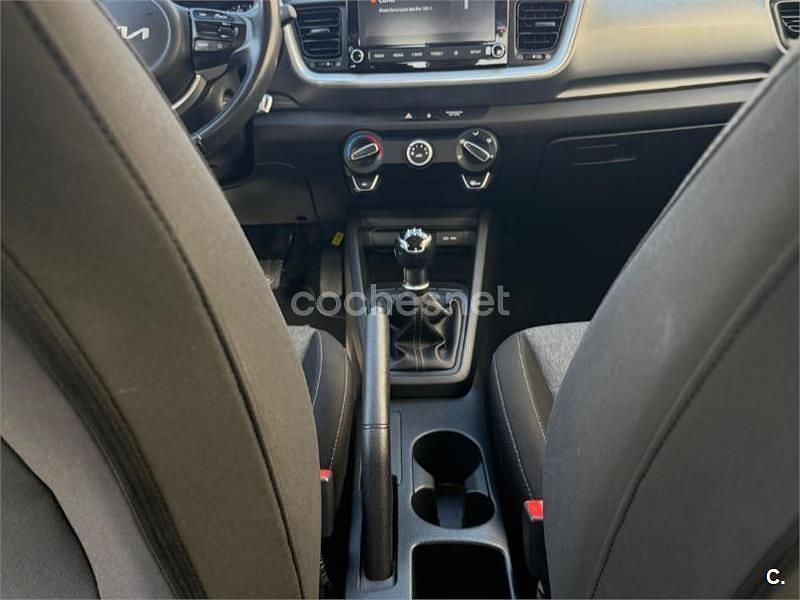 Usado Kia Stonic 84 CV (61 kW) 2023 Gris / plata SUV