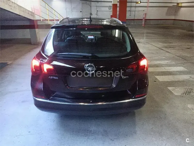 Usado Opel Astra Selective 136 CV (100 kW) 2014 Negro Familiar