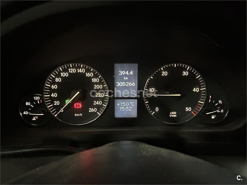 Usado Mercedes C220 Elegance 143 CV (105 kW) 2004 Gris / plata Berlina