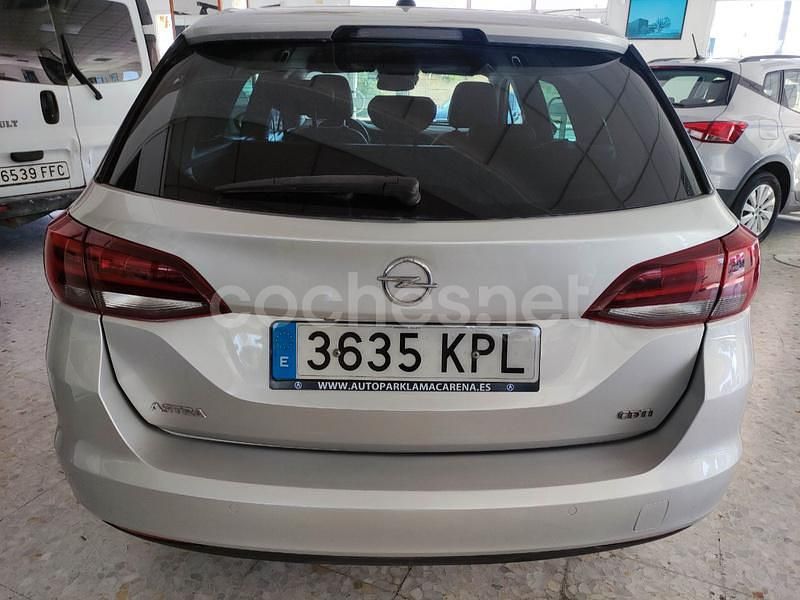 Usado Opel Astra Innovation 136 CV (100 kW) 2018 Gris / plata Familiar