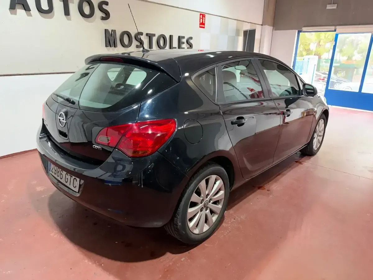 Używany Opel Astra Enjoy 110 KM (80 kW) 2010 Czarny Sedan/Limuzyna