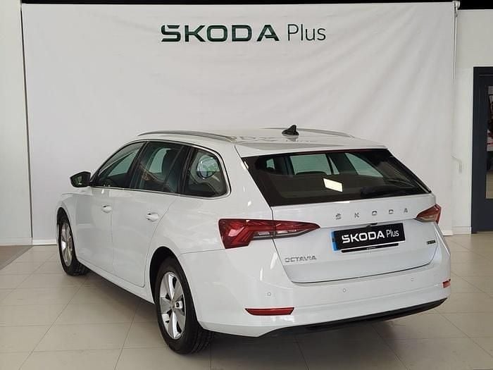 Blanco Usado 2021 Skoda Octavia Ambition Familiar | 20.600 € (Un poco caro) - Imagen 1/4
