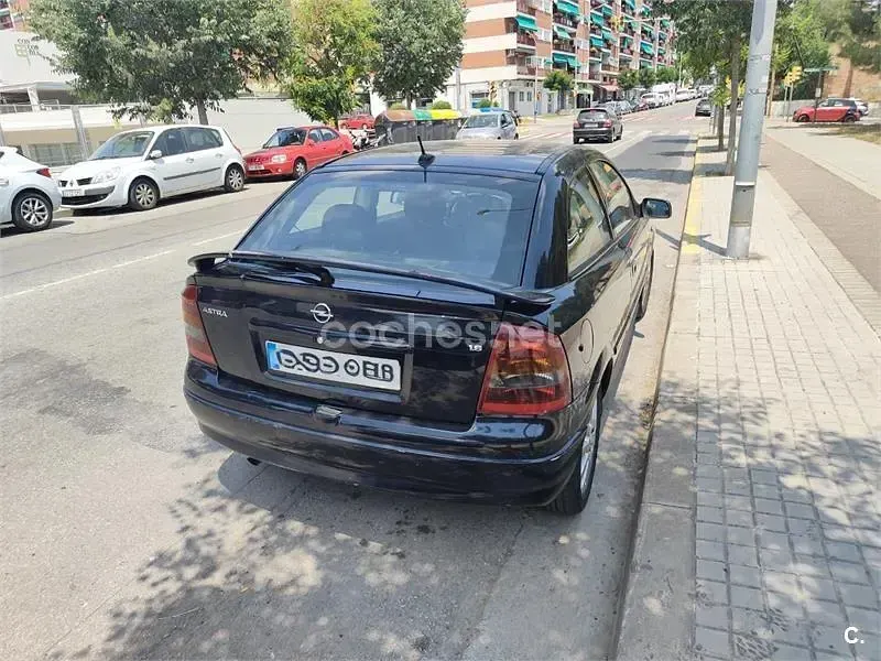 Usado Opel Astra Edition 100 CV (73 kW) 2003 Azul Berlina