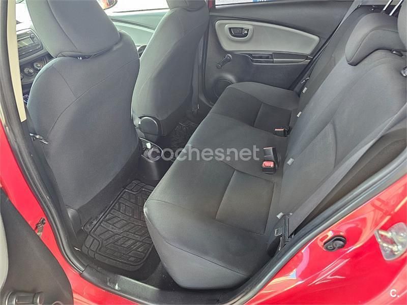 Rojo Usado 2015 Toyota Yaris City Berlina | 7500 € (Buen precio) - Imagen 1/4