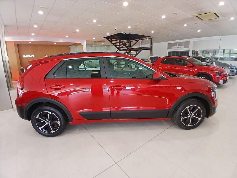 Usado Kia Niro 129 CV (94 kW) 2025 Rojo SUV