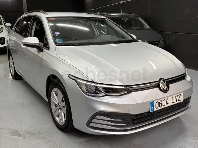 Usado VW Golf VIII Life 110 CV (80 kW) 2022 Gris / plata Familiar