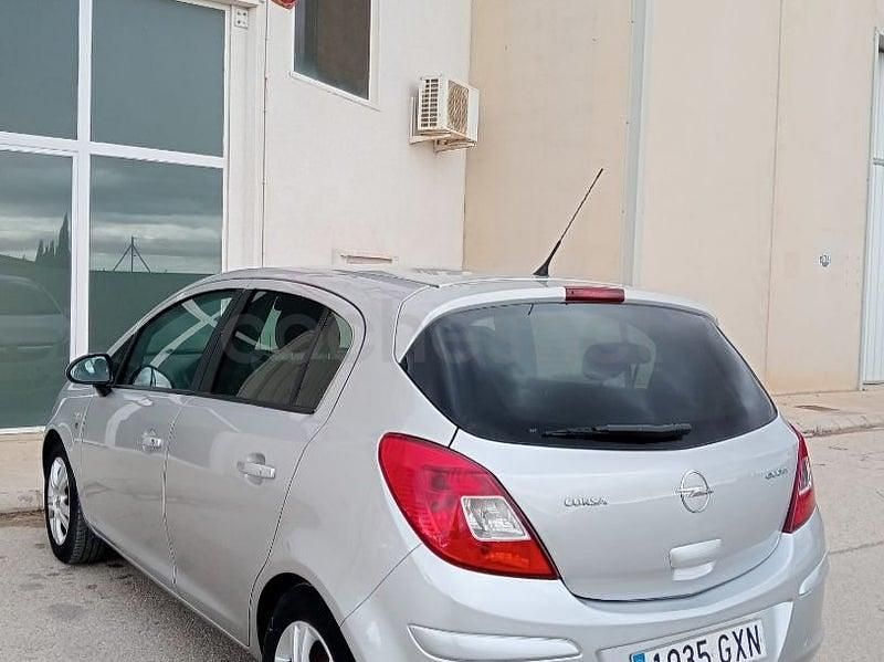 Usado Opel Corsa Essentia 75 CV (55 kW) 2010 Gris / plata Utilitario