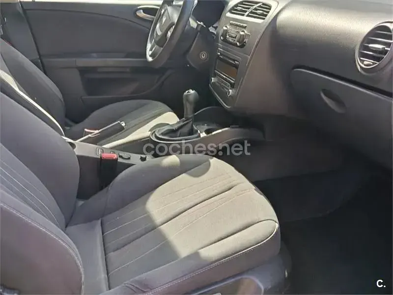 Usado Seat Leon Reference 105 CV (77 kW) 2012 Gris / plata Berlina
