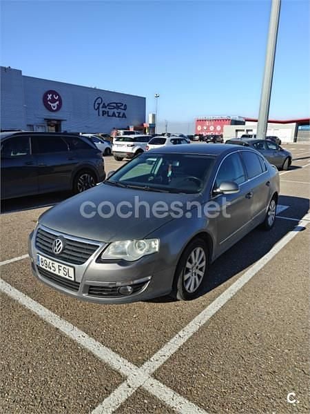 Usado VW Passat Trendline 140 CV (102 kW) 2007 Gris / plata Berlina