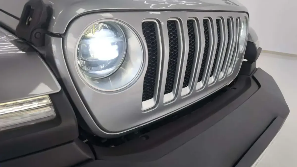 Käytetty Jeep Wrangler Unlimited Sahara 200 HP (147 kW) 2019 Harmaa Katumaasturi