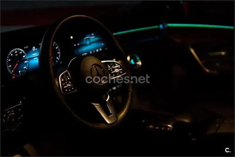 Usado Mercedes CLA180 136 CV (100 kW) 2023 Gris / plata Berlina