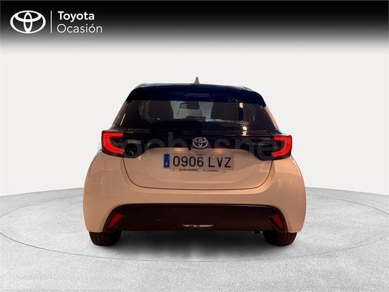 Usado Toyota Yaris Hybrid Active 116 CV (85 kW) 2022 Blanco Berlina