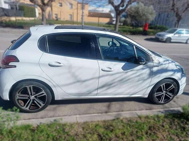 Usado Peugeot 208 GT-line 110 CV (80 kW) 2017 Blanco Utilitario
