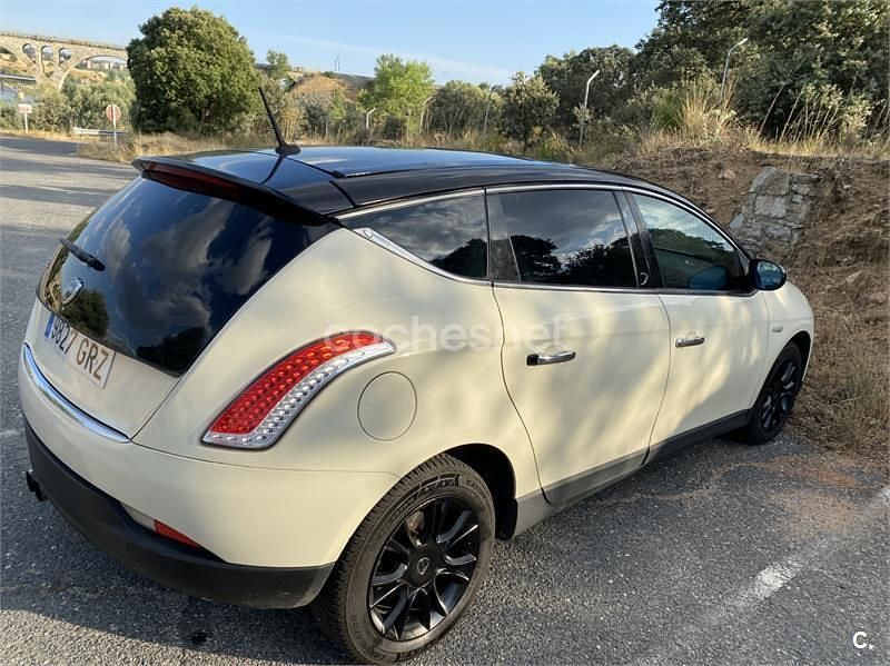 Usado Lancia Delta 190 CV (139 kW) 2009 Beige Utilitario