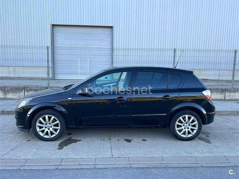 Usado Opel Astra Cosmo 100 CV (73 kW) 2006 Negro Berlina