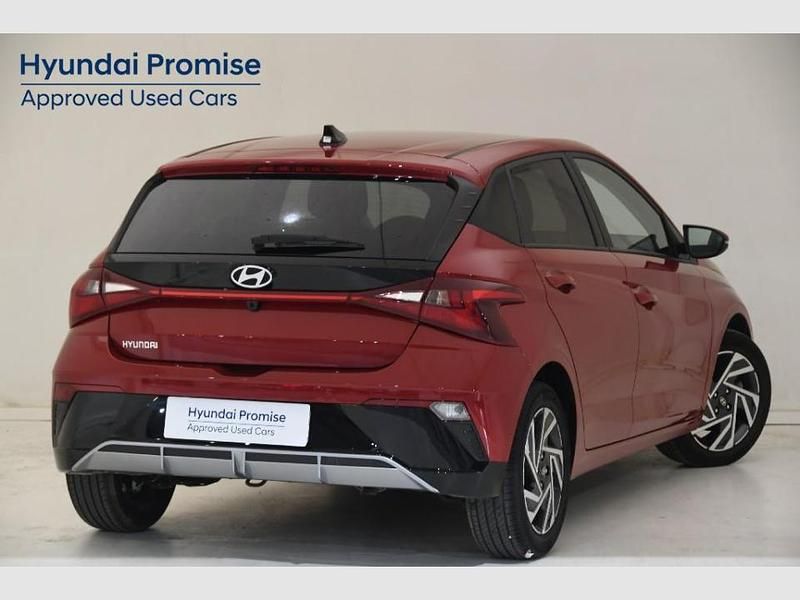 Usado Hyundai i20 100 CV (73 kW) 2024 Dragon red Berlina
