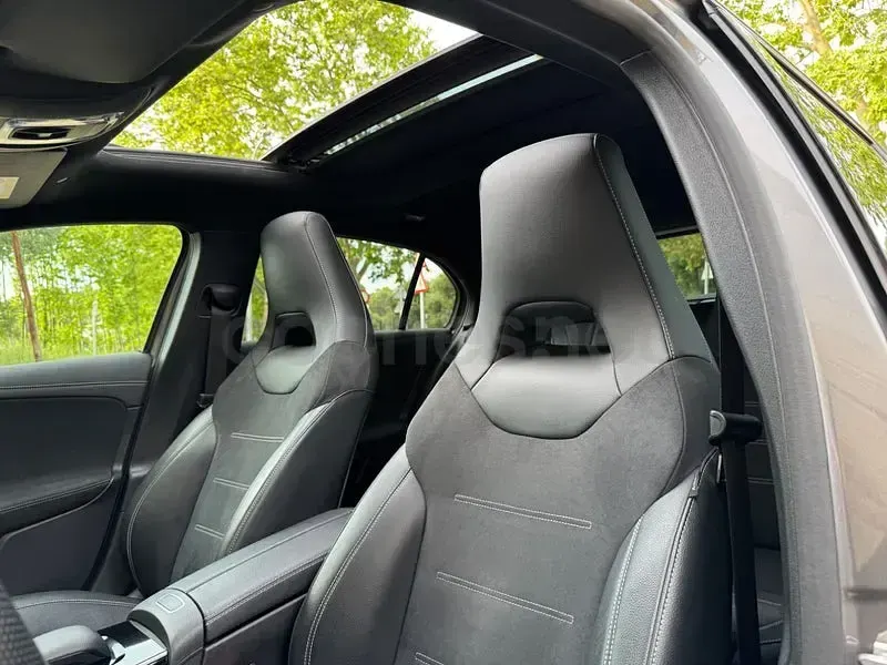 Usado Mercedes A180 136 CV (100 kW) 2022 Gris / plata Berlina