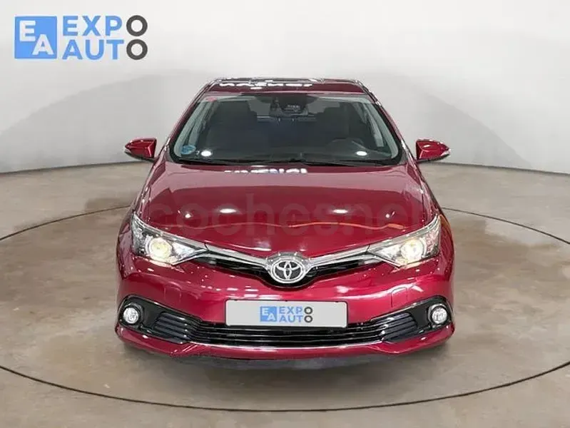 Usado Toyota Auris Business Edition 116 CV (85 kW) 2018 Rojo Berlina