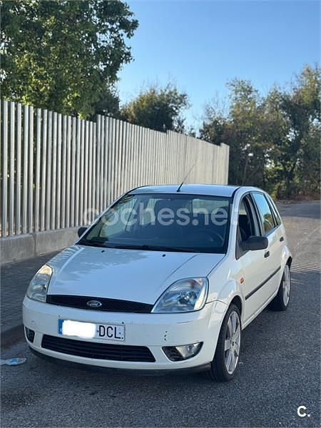 Blanco Usado 2004 Ford Fiesta Utilitario | 2490 € (Precio justo) - Imagen 1/4