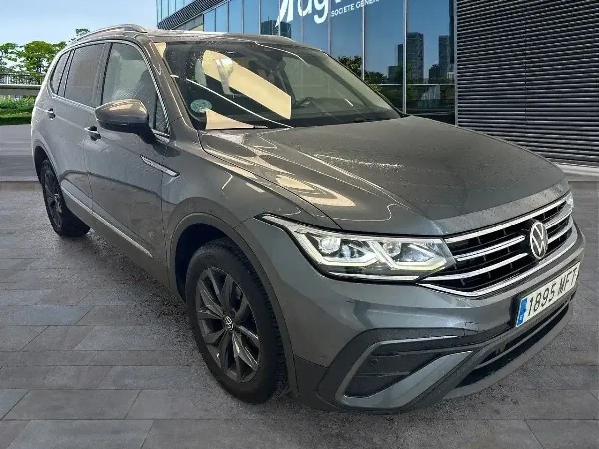 Käytetty VW Tiguan Life 150 HP (110 kW) 2023 Harmaa Katumaasturi