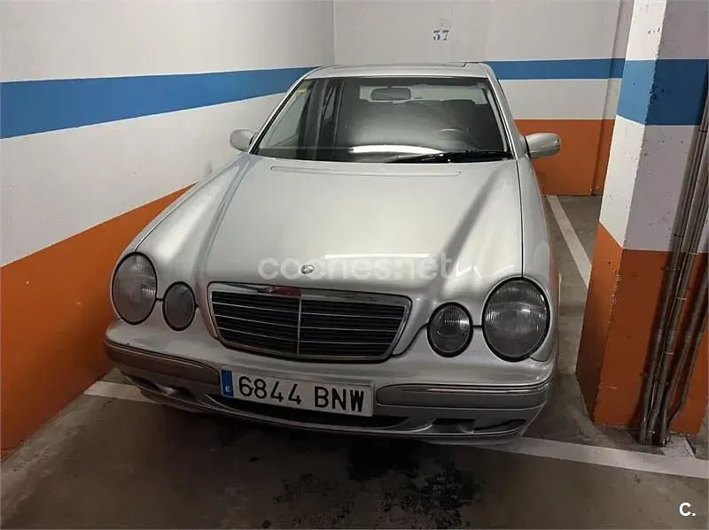 Usado Mercedes E220 Elegance 143 CV (105 kW) 2001 Gris / plata Berlina