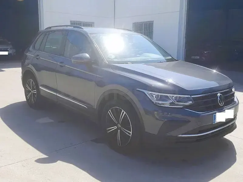 Usado VW Tiguan Life 150 CV (110 kW) 2021 Gris / plata SUV
